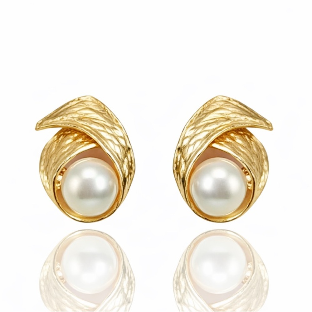 ⚜️ Elegant Gold Pearl Earrings